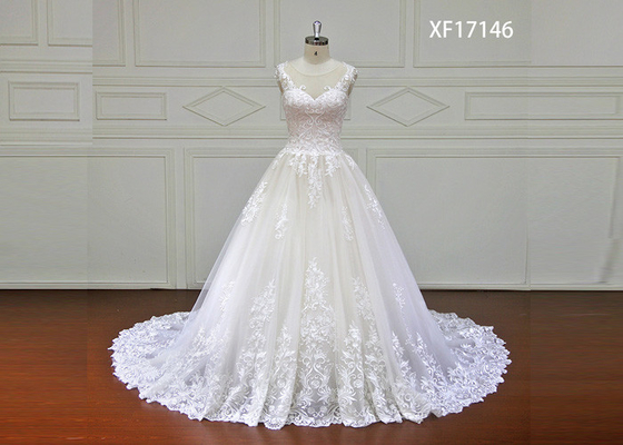 Het overweldigen van Organza-Toga's van de Kant de Bruids Bal met Lange Trein Strapless Witte Kleur