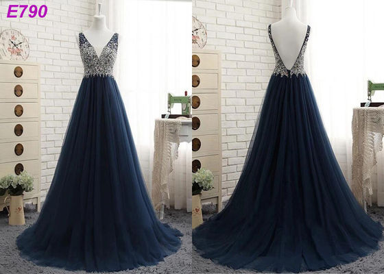 V halslijn rugloze riemen die a-avondjurk van Tulle van lijn de donkere bule parelen