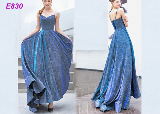 De sterrige spaghetti van de hemelrok bindt een lijn vast die formele partijkleding gelijk maken