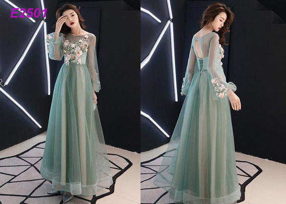 De bloemen groene roze blauwe kleuren van de partijkleding snakken de avondjurk van Tulle van rookwolkkokers